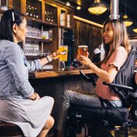 twee vrouwen drinken aan een bar